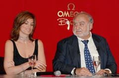 Das US-Model im Jahr 2002 an einer Omega-Präsentation mit dem mittlerweile verstorbenen Swatch-Patron Nicolas Hayek. (Bild: Keystone)