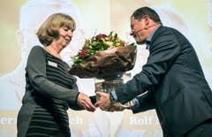 David Angst bedankt sich bei der langjährigen Sekretärin Christina Ehrensberger. (Bild: Reto Martin)