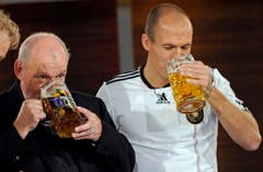 Joe Cocker war jahrelang Alkoholiker. In der Show "Wetten, dass...?" trank er im Jahr 2010 eine Mass mit Fussballer Arjen Robben vom FC Bayern München. (Bild: Keystone)