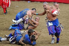 CALCIO, FIORENTINO, HISTORISCH, TRADITION, AMATEURE, MANN, OBERKOERPER, NACKT, SANDIG, SAND, SPIELPLATZ, GERANGEL, SCHMUTZIG, MAENNER, KOERPER, KAMPF, SIEG, SPIEL (Bild: Keystone)