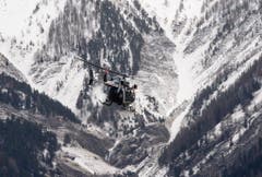 Ein Helikopter bei einem Such- und Rettungsflug über der Absturzstelle. (Bild: Keystone)