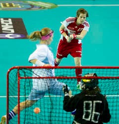 Die Schweizerin Natalie Stadelmann schiesst das Tor zum 6:0. (Bild: Urs Bucher)