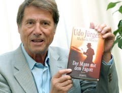 Im September 2004 präsentiert Udo Jürgens sein Buch "Der Mann mit dem Fagott" in Hamburg. (Bild: Keystone)