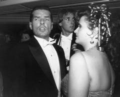 Der österreichische Popstar Falco (links) besucht zusammen mit seiner Schwester den Wiener Opernball (Aufnahme vom 22. Februar 1990). (Bild: Keystone)