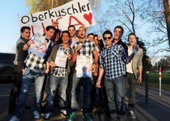 Optimistisch: Die Fans von «Oberkuschler» Luca Ruch vor der Sendung. (Bild: Nana do Carmo)