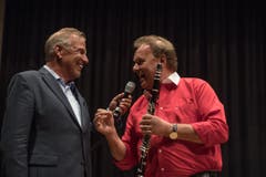 Kurt Zurfluh bei seinem letzten Auftritt als Moderator mit Carlo Brunner am Gedenkkonzert von Hans Muff am 9. April 2017. (Bild: Nadia Schärli)