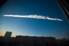 Wie eine eigenwillige Wolke schwebt der Meteoritenschauer über Tscheljabisk. (Bild: Keystone)