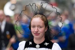 Haube auf dem Haupt: Eine Umzugsteilnehmerin in Tracht. (Bild: Urs Jaudas)