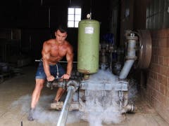 Der 21-jährige Schwyzer Valentin ist Fitnesstrainer. Er lebt auf dem elterlichen Betrieb, wo er in seiner Freizeit tatkräftig mithilft - sei es bei ihnen im Naturschutzgebiet, wo nur Handarbeit gefragt ist oder bei der Heuernte. (Bild: www.bauernkalender.ch)