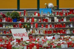 Viele Kerzen und eine Frage - jene nach dem Warum - beim Joseph-König-Gymnasium im deutschen Haltern. 16 Schülerinnen und Schüler des Gymnasiums sowie zwei Lehrkräfte kamen beim Germanwings-Crash ums Leben. (Bild: Keystone)