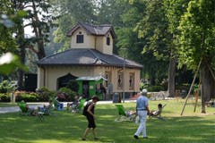 Menschen geniessen den heissen Sommertag im Parco Ciani in Lugano. (Bild: Keystone)