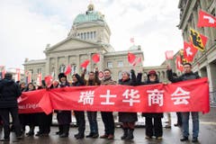 Chinesen in Bern freuen sich auf den Besuch ihres Staatspräsidenten. (Bild: Keystone)