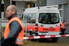 Polizei-Razzia in der An'Nur-Moschee in Winterthur, am Mittwoch, 2. November 2016. ..Am fruehen Mittwochmorgen hat die Kantonspolizei Zürich zusammen mit der Stadtpolizei Winterthur die An'Nur-Moschee in Winterthur durchsucht. Es handelt sich um den "Vollzug eines Vorfuehrbefehls bzw. einer Hausdurchsuchung" im Auftrag der Staatsanwaltschaft Winterthur/Unterland. Die Moschee im Winterthurer Stadtteil Hegi geriet mehrmals wegen mutmasslicher Radikalisierung von Jugendlichen in die Schlagzeilen...(KEYSTONE/Walter Bieri) (Bild: Keystone)