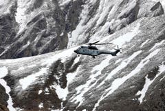 Ein Helikopter der französischen Armee fliegt zur Unfallstelle. (Bild: Keystone)