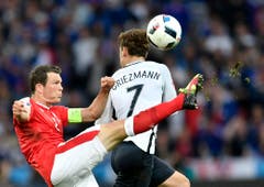 Der Schweizer Captain Stephan Lichtsteiner kämpft mit Frankreichs Stürmer Antoine Griezmann um den Ball. (Bild: Martin Meissner / Keystone)
