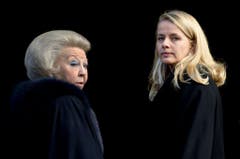 Am 12. Dezember 2012 nahmen die ehemalige Königin Beatrix (links) und Frisos Ehefrau, Prinzessin Mabel an der Prins-Claus-Awards-Verleihung in Amsterdam teil. (Bild: Keystone)