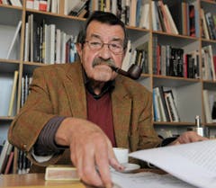 So kannte man Günter Grass: Umgeben von Büchern und mit Pfeife im Mund. (Bild: Keystone)