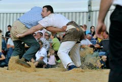 Zwei Schwinger bei ihrem Einsatz im Sägemehl. (Bild: Reto Martin)