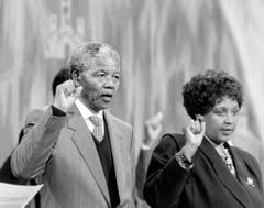 Nelson Mandela und seine Frau Winnie Madikizela-Mandela nehmen am 9. Juni 1990 im Ökumenischen Zentrum des Weltkirchenrates in Genf an einem Empfang der Schweizer Anti-Apartheid-Bewegung AAB teil. (Bild: Keystone)