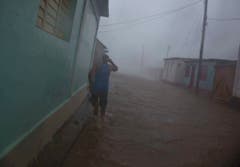 A resident runs in as flooded street as Hurricane Matthew roars over Baracoa, Cuba, Tuesday, Oct. 4, 2016. The dangerous Category 4 storm blew ashore around dawn in Haiti. It unloaded heavy rain as it swirled on toward a lightly populated part of Cuba and the Bahamas. (AP Photo/Ramon Espinosa) (Bild: Keystone)