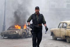 Im Film "The Expandables 2" macht sogar Chuck Norris einen Chuck Norris-Witz. Silvester Stallone sagt: "Angeblich wurdest du von einer Königskobra gebissen." Darauf Norris: "Ja wurde ich. Aber nach fünf grausamen Tagen qualvoller Schmerzen ist die Kobra gestorben." (Bild: Keystone)