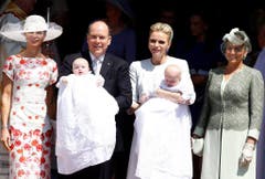 Nicht nur die Sonne strahlt: Das Fürstenpaar mit den Zwillingen sowie Nerine Pienaar (links, Patin von Gabriella) und Diane De Polignac Nigra (rechts, Patin von Jacques) nach der Taufe. (Bild: Keystone)