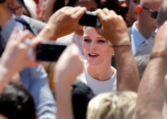 Neben den Zwillingen ist Mama Charlène der Star des Volkes. (Bild: Keystone)