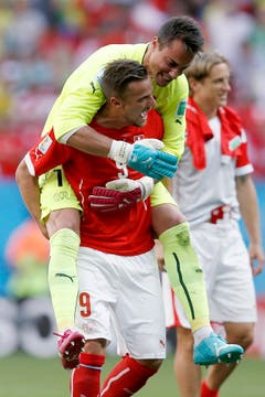 Grosser Jubel bei Diego Benaglio und Joker Haris Seferovic nach dem Sieg in letzter Minute gegen Ecuador an der WM in Brasilien. (Bild: Keystone)