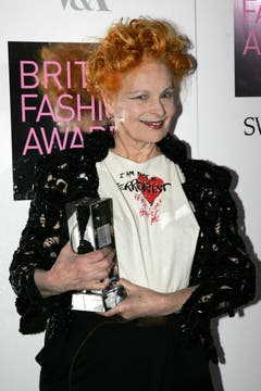 Designerin Vivienne Westwood posiert mit der Red Carpet Designer trophy. (Bild: Keystone)