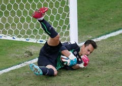 Auch diesen Ball hält Diego Benaglio im WM-Match gegen Honduras im vergangenen Juni. (Bild: Keystone)