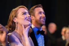 Emma Stone mit ihrem Filmpartner Ryan Gosling (im Hintergrund). Der Musicalfilm «La La Land» war 14 Mal nominiert, gewann jedoch in «nur» sechs Kategorien. (Bild: Matt Petit/Keystone)