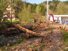 Aufräumarbeiten am nächsten Tag. (Bild: Feuerwehr Ebnat-Kappel)