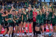Die St.Gallerinnen feiern ihren 27: 21-Sieg gegen die Thunerinnen. (Bild: Keystone)