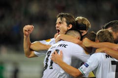 Marco Mathys jubelt mit seinen Teamkollegen nach seinem Tor zum 2:0. (Bild: Urs Bucher)