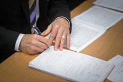 Ein Jury-Mitglied macht sich Notizen. (Bild: Michel Canonica)