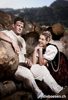 Ehrendame Rahel Berger himmelt den Berner Schwinger Florian Gnägi an. (Bild: dieboesen.ch/Thomas Buchwalder)