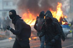 Maskierte Demonstranten in der Nähe des EZB-Gebäudes. (Bild: Keystone)