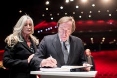 Der ehemalige deutsche Fussballprofi Günter Netzer und seine Frau tragen sich ins Kondolenzbuch ein. (Bild: Keystone)