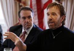 "Wenn Chuck Norris Liegestütze macht, stützt er sich nicht ab, er drückt die Erde nach unten." Kein Witz: So lobte der republikanische Politiker Mike Huckabee den Schauspieler, der 2008 für ihn in den Wahlkampf ging. (Bild: Keystone)