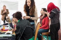 Vor dem Auftritt an der Wega wird die 23Jährige (mit roter Jacke) gestylt. (Bild: Benjamin Manser)