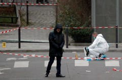 Forensiker und Polizisten sichern Spuren. (Bild: Keystone)