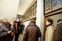 Besucher studieren die Gemeindewappen. (Bild: Donato Caspari)