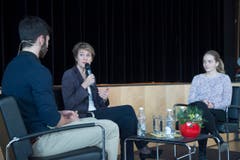 Dort nahm sich Sommaruga nicht nur Zeit für eine Podiumsdiskussion mit den Schülerinnen und Schülern... (Bild: Ralph Ribi)