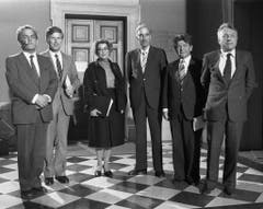Die offizielle Bundesratskandidatin der Sozialdemokratischen Partei der Schweiz, Lilian Uchtenhagen (mitte) posiert am 6. Dezember 1983 mit ihren parteiinternen Mitbewerbern. Gewählt wird schliesslich Otto Stich (links). (Bild: Keystone)