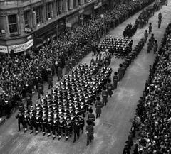 Nach mehreren Schlaganfällen starb Winston Churchill am 24. Januar 1965 im Alter von 90 Jahren. Drei Tage nach seinem Tod fand der Trauerzug durch London statt, 350 Millionen Menschen in Europa verfolgten verfolgten die Beerdigung live am TV. (Bild: Keystone)