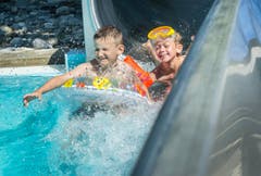 Hallo, da kommen wir! Kinder im Seebad Romanshorn. (Bild: Andrea Stalder)