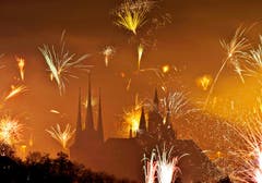 Feuerwerk über dem Mariendom (rechts) und der St. Severikirche in Erfurt. (Bild: Keystone)
