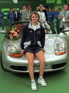 Martina Hingis gewinnt 1996 den Final beim Filderstadt Tennis Grand Prix - und damit ein Auto, das sie noch gar nicht fahren darf. (Bild: Keystone)
