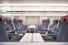 Die Maquette des Triebzugs "Giruno" von Stadler Rail in Bussnang. Der Hochgeschwindigkeitszug "Giruno" der SBB nimmt erste Formen an. Hersteller Stadler Rail hat zusammen mit der SBB ein 1:1 Holzmodell gebaut, um die verschiedenen Bereiche des neuen Zuges (Bild: Urs Bucher)