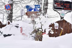 Mittelitalien versinkt im Schnee: Ein Soldat schaufelt dagegen. (Bild: Keystone/AP/Ansa/Emiliano Grillotti)